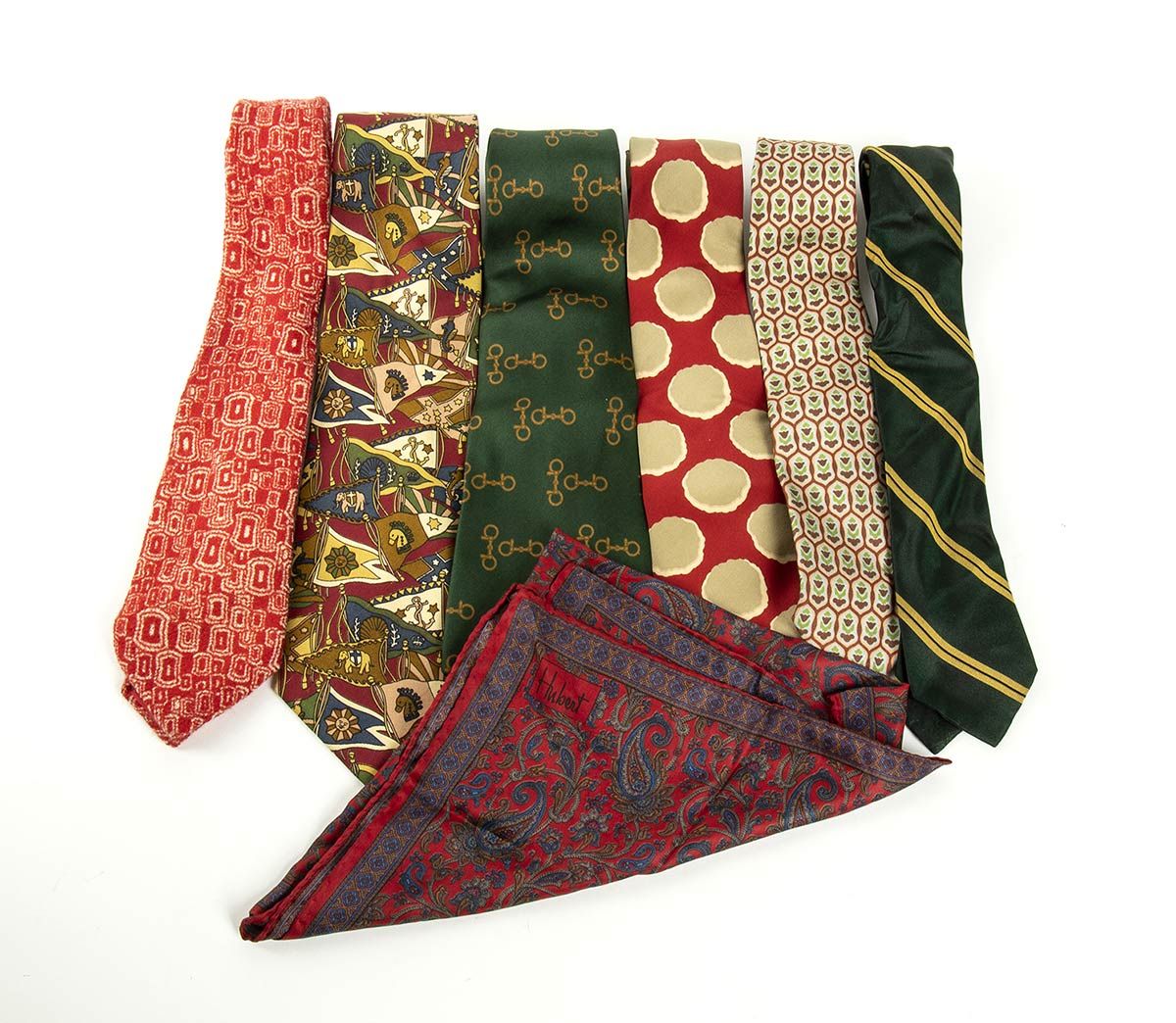Null 一组6条领带和1条手帕

80年代/90年代



一批6条领带（Gucci, Yves Saint Laurent, ecc）和一条手帕



关于&hellip;
