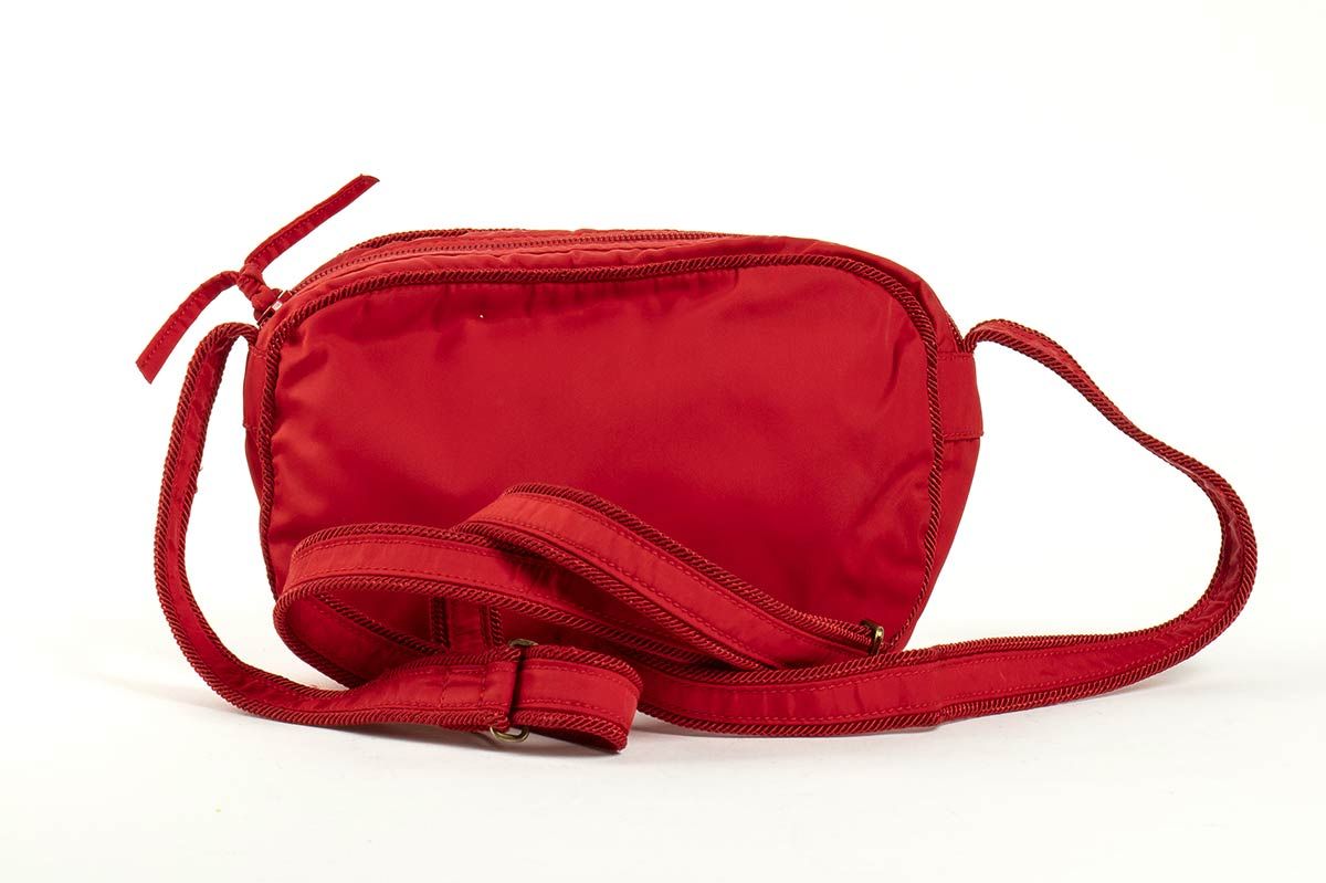 Null PRADA

BORSA A SPALLA

80s



Mini borsa a tracolla in nylon rosso



Condi&hellip;