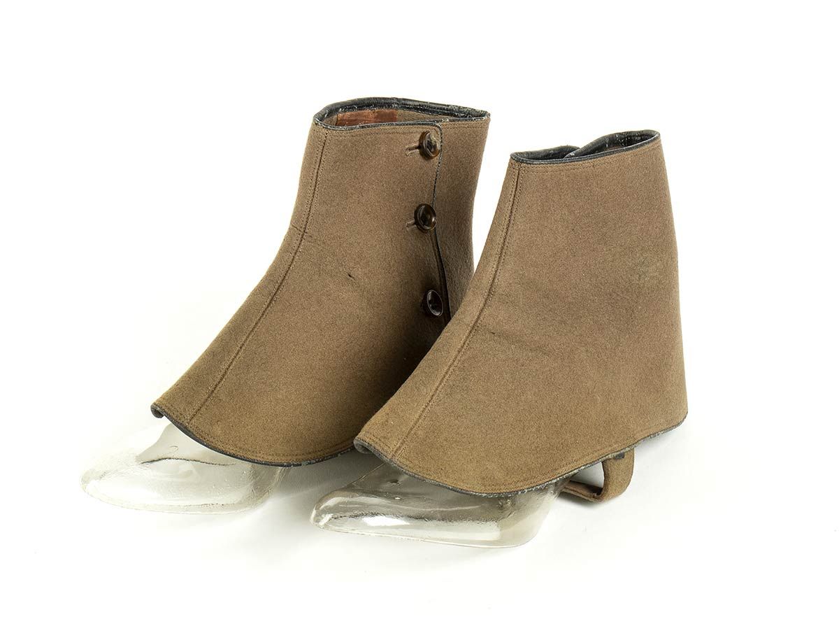 Null 皮鞋垫

20世纪初



鸽灰色羊毛毡和黑色皮革鞋垫



总体状况评定为C级（有磨损的痕迹，纽扣损坏