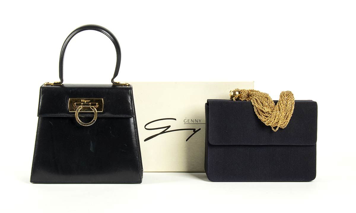 Null 一组2个袋子

90s



一批2个包：一个Ferragamo Gancini黑色皮革镀金五金迷你包，一个Genny深蓝色罗缎镀金链皮包。



一&hellip;