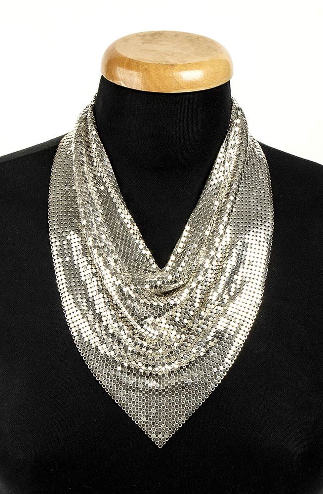 Null 惠廷和戴维斯

金属手帕项链

70s



银色金属网状头巾项链



一般情况下评级为B