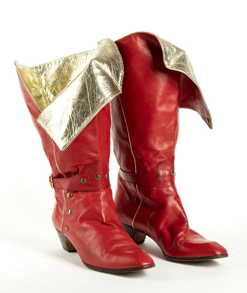 Null PUPI D'ANGIERI

LEATHER BOOTS

80s



Rote und goldene Lederstiefel, vergol&hellip;