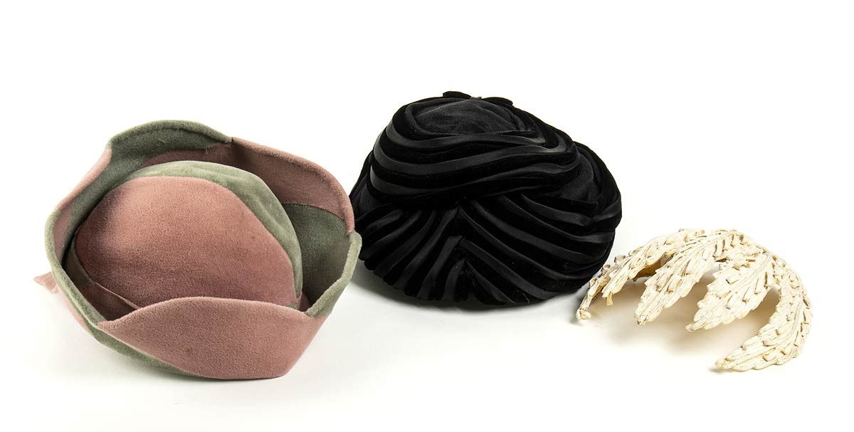 Null 一组3顶帽子

30年代/50年代



一批3顶帽子：一顶30年代末的Caroline Reboux灰色和粉红色的拉宾毡帽，一顶50年代的Carve&hellip;