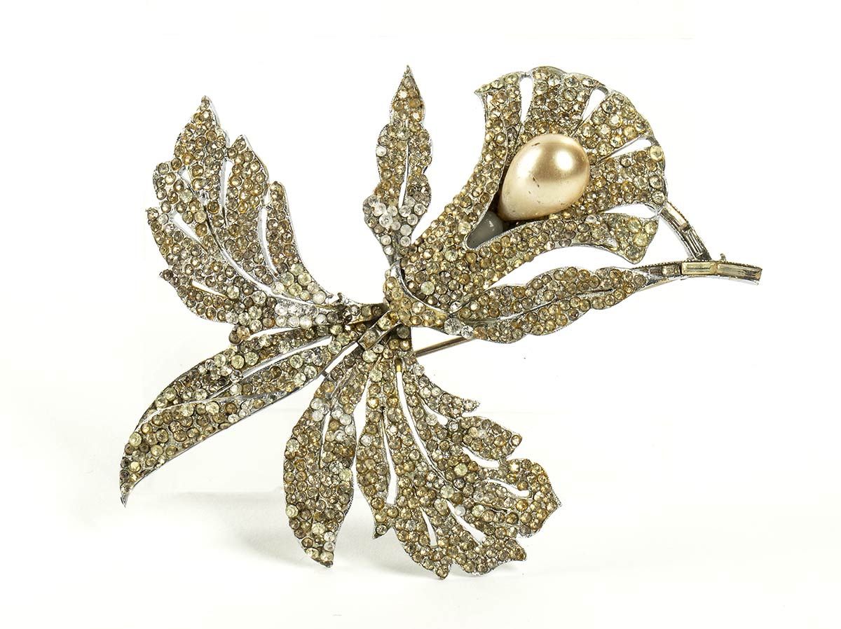Null FLOWER SHAPE BROOCH

50s



Big flower shape faux pearl rhinestones silver &hellip;