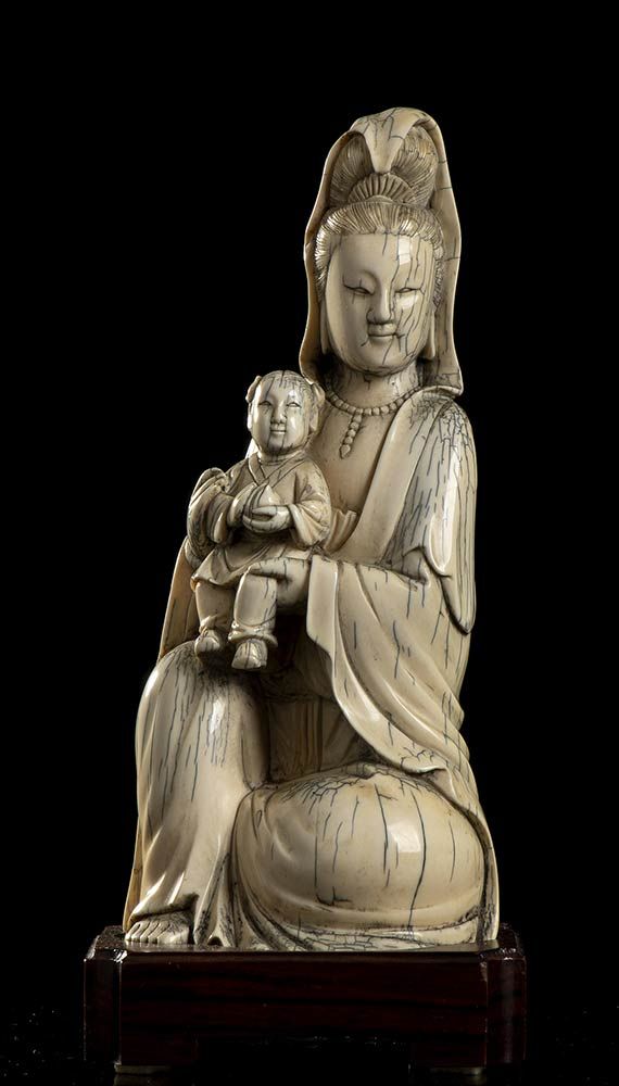 AN IVORY GUANYIN WITH CHILD 象牙观音与孩子

中国，清朝，19世纪

高19.5厘米



出处：意大利私人收藏。



这批货只在&hellip;