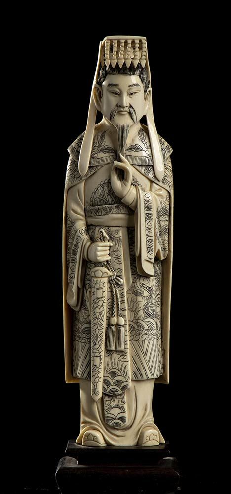 AN IVORY DIGNITARY 象牙尊者

中国，20世纪初

高26厘米



出处：意大利私人收藏。



这批货只在欧盟范围内发货，可供销售。

濒&hellip;