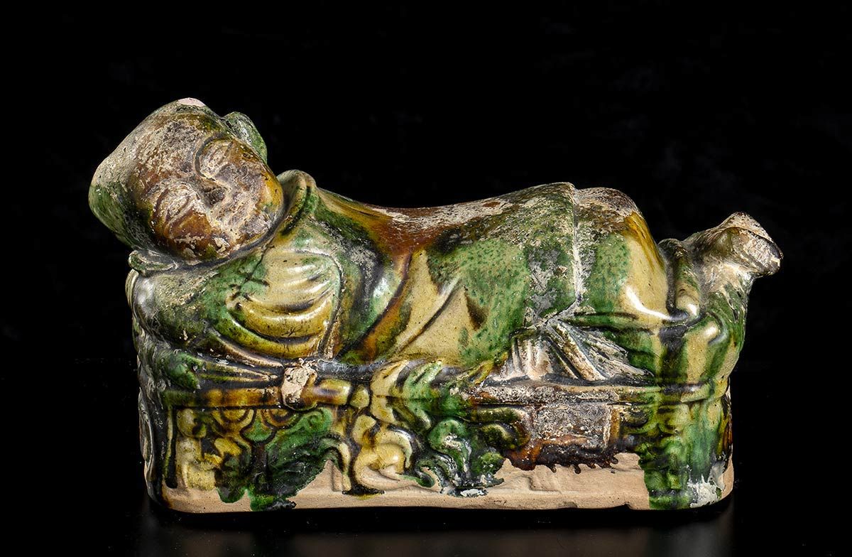 A SANCAI GLAZED CERAMIC 'BOY' PILLOW 三彩釉面陶瓷 "男孩 "枕头

中国，唐辽时期风格

长方形的底座支撑着一个沉睡的男孩&hellip;