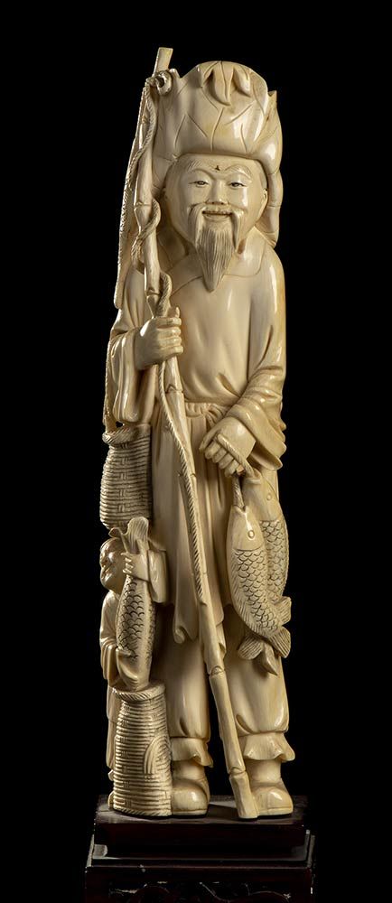 AN IVORY DEITY WITH CHILD 象牙神像与孩子

中国，20世纪初

高29.5厘米



出处：意大利私人收藏。



这批货只在欧盟范围&hellip;