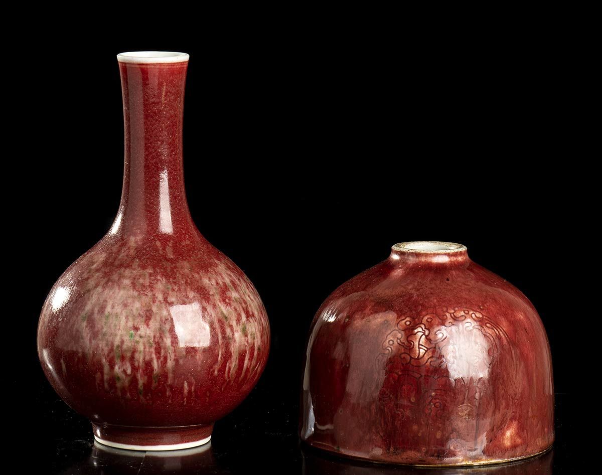 A RED GLAZED PORCELAIN BOTTLE AND A BEEHIVE WATERPOT 红釉瓷瓶和蜂巢式水壶

中国，19-20世纪

瓶身是&hellip;