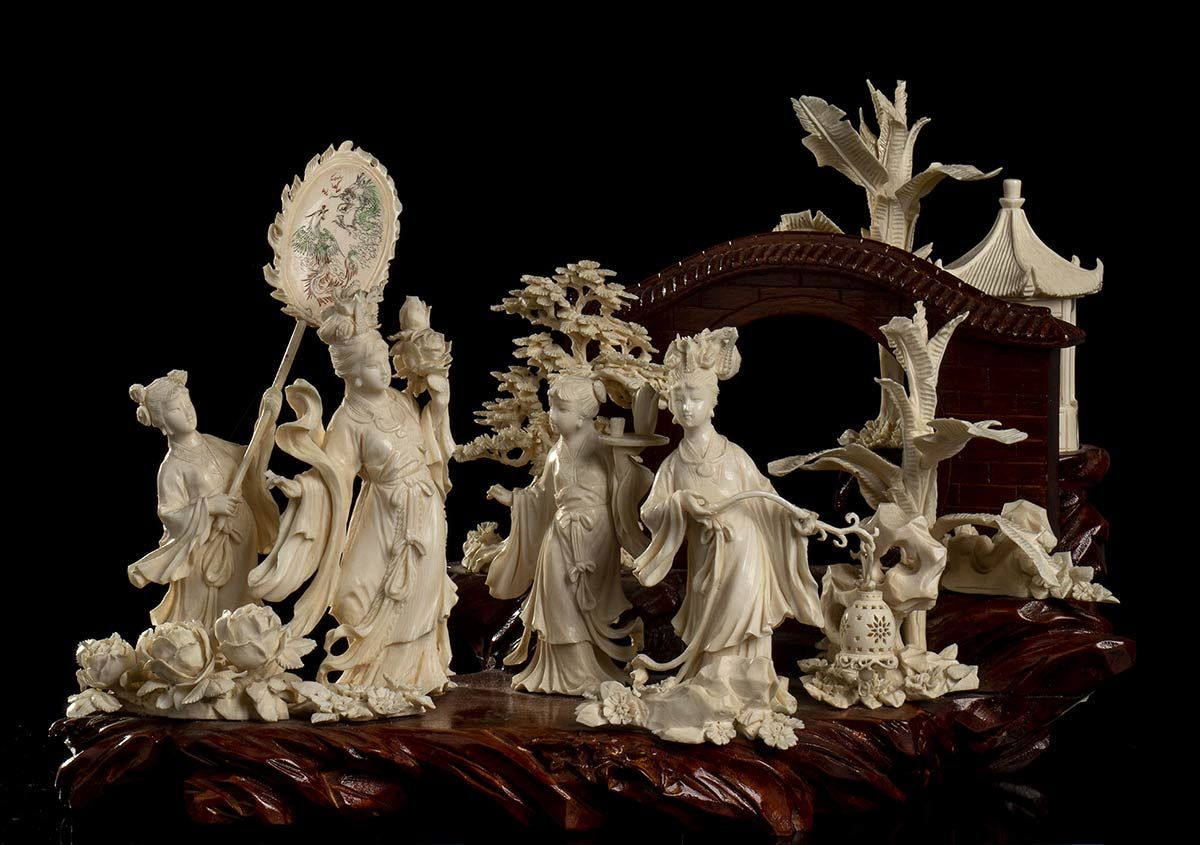 AN IVORY AND WOOD GROUP WITH FEMALE FIGURES UN GRUPO DE MARFIL Y MADERA CON FIGU&hellip;