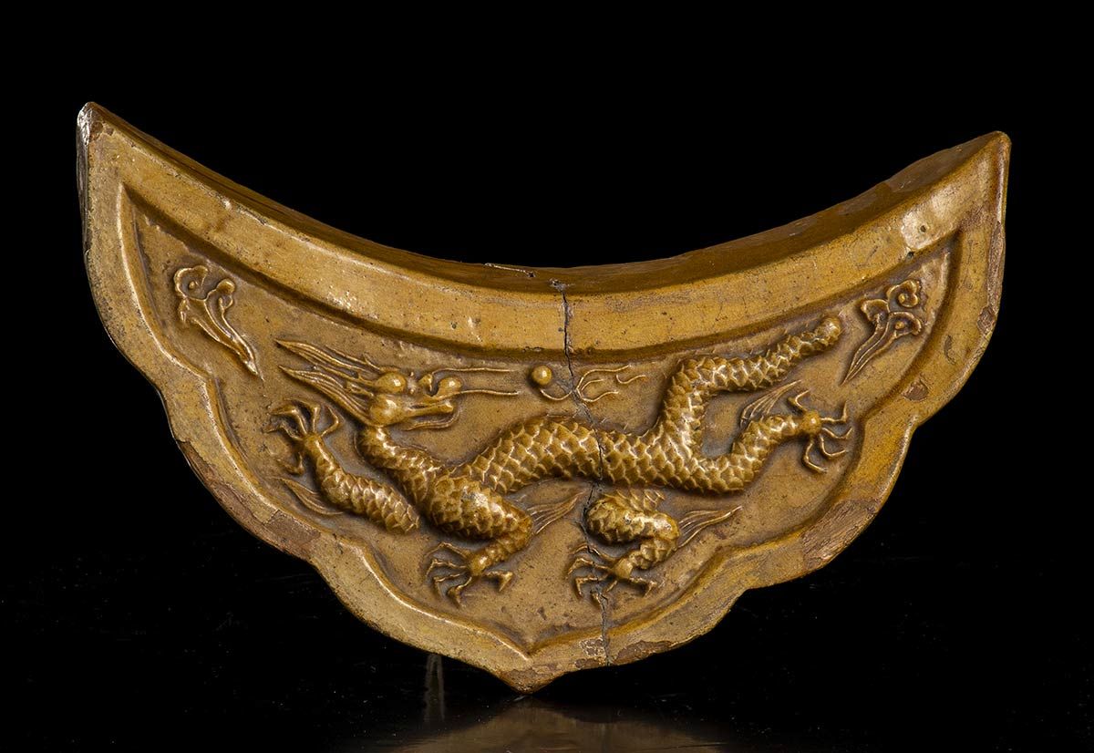 AN IMPERIAL YELLOW GLAZED CERAMIC 'DRAGON' TILE, DISHUI AN IMPERIAL YELLOW GLAZE&hellip;