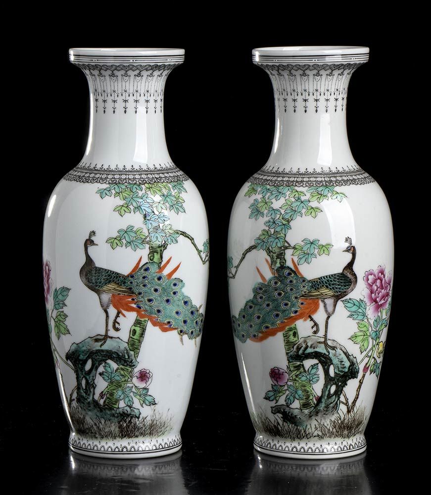 A PAIR OF PORCELAIN BALUSTER VASES WITH POLYCHROME DECORATION 一对多色装饰的瓷质柱形花瓶

中国，&hellip;