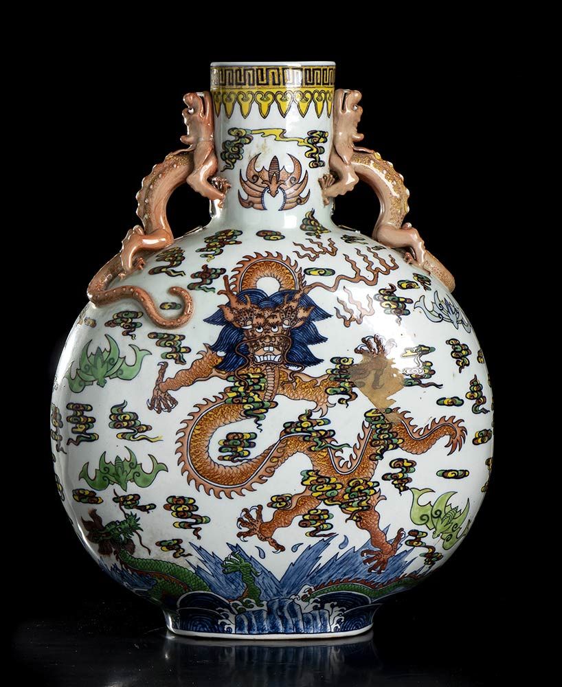 A LARGE POLYCHOME PORCELAIN 'DRAGON' MOON FLASK 瓷器大型多色龙纹月牙瓶一件

中国，20世纪

壶身两边饰有强大&hellip;