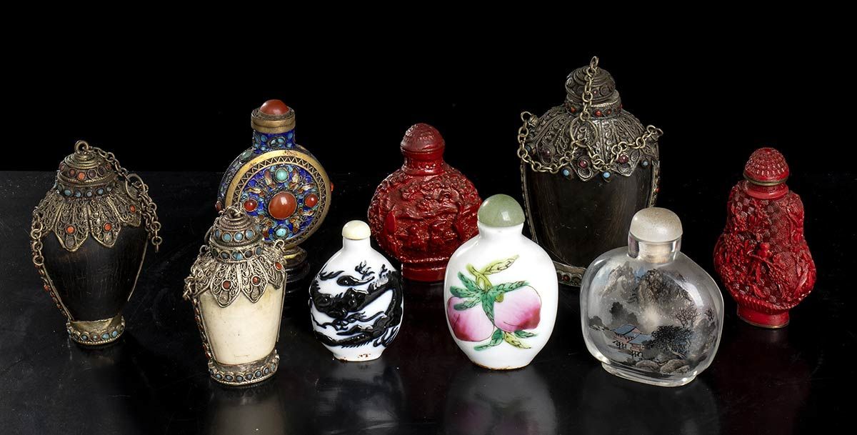 NINE SNUFF BOTTLES IN DIFFERENT MATERIALS NOVE BOTTIGLIE DI TABACCO DA FIUTO IN &hellip;