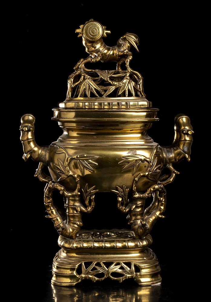 A LARGE GILT METAL INCENSE BURNER 大型鎏金金属香炉

中国，20世纪

香炉由底座、主体和盖子组成，所有部件都装饰有竹子的茎和&hellip;
