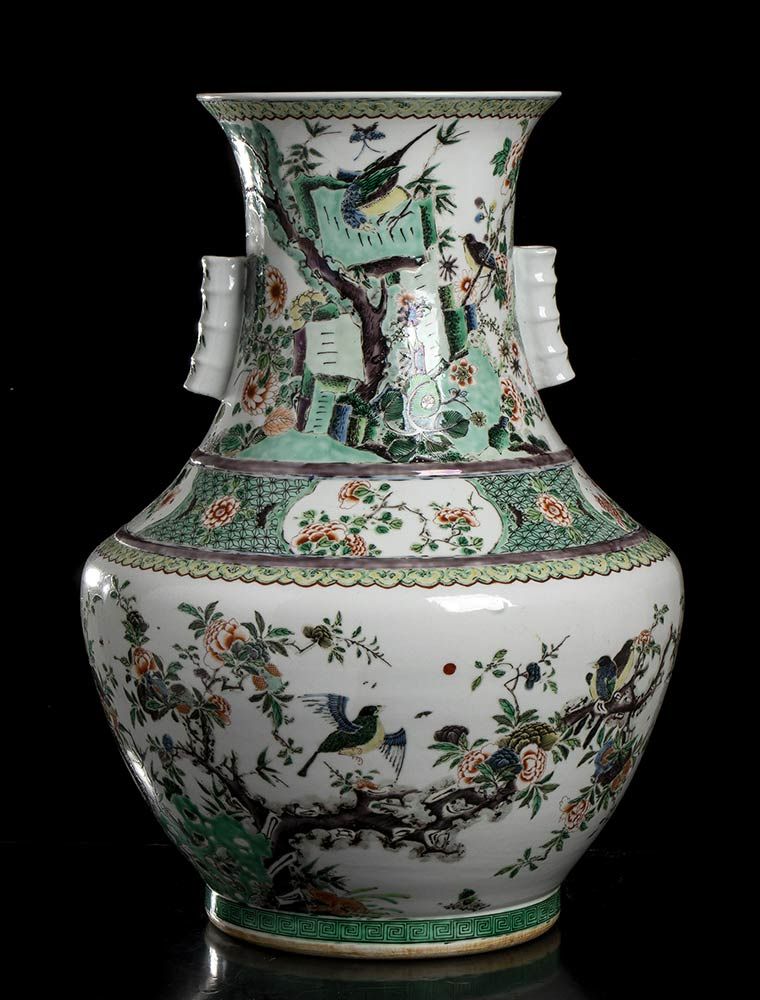 A LARGE 'FAMILLE VERTE' PORCELAIN VASE, HU 瓷器大花瓶，中国

中国，清朝，光绪年间

圆形截面，环形底，最大直径宽度&hellip;