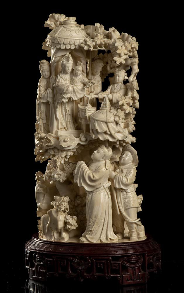 AN IVORY GROUP WITH FIGURES UN GRUPPO D'AVORIO CON FIGURE

Cina, inizio 20° seco&hellip;