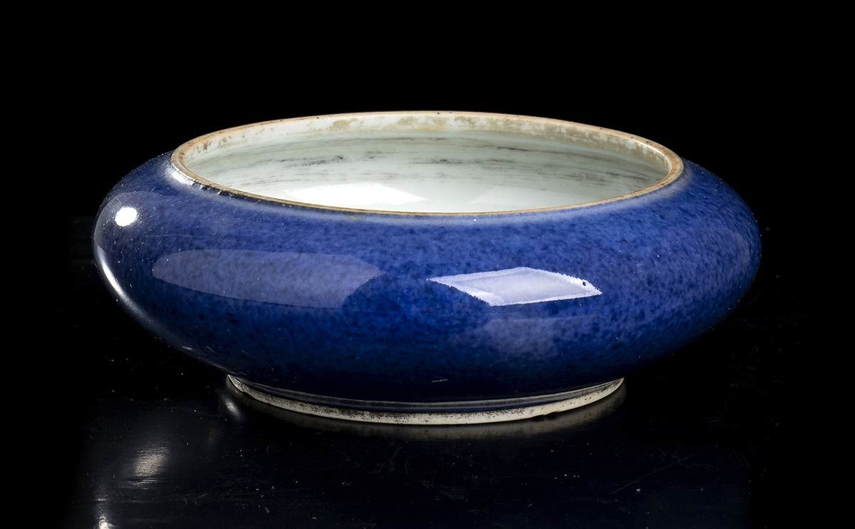 A 'POWDER BLUE' GLAZED PORCELAIN BRUSHWASHER 粉蓝釉瓷洗碗机

中国，清朝，19世纪

圆形截面，环形底座，最大直径&hellip;