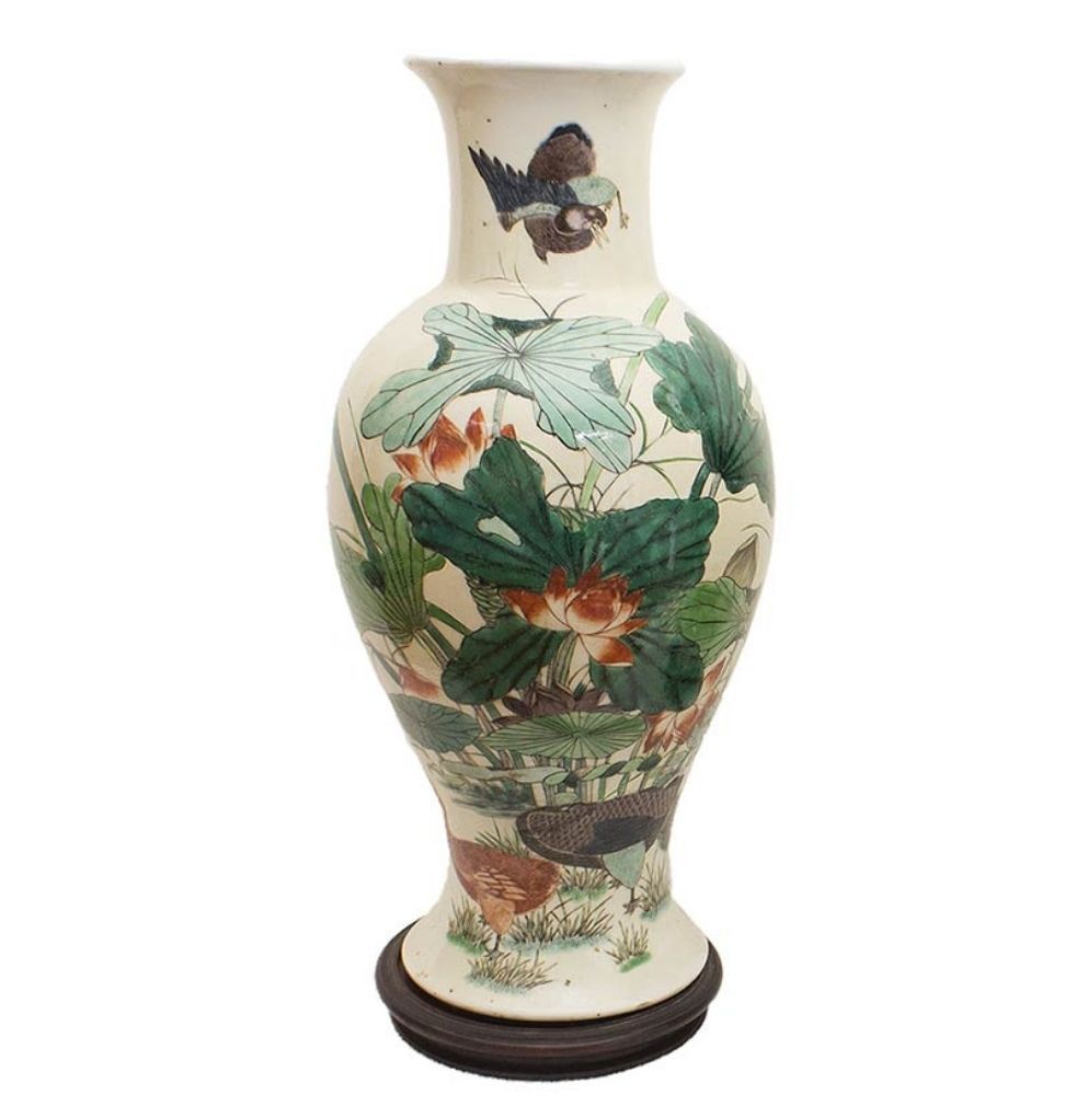 A 'FAMILLE VERTE' PORCELAIN BALUSTER VASE 瓷器阳台花瓶 "Famille verte"。

中国，20世纪

饰有莲花&hellip;