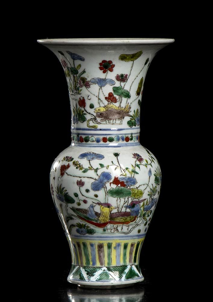 A DOUCAI POLYCHROME DECORATED PORCELAIN BALUSTER VASE 斗彩多姿多彩的瓷器柱形花瓶

中国，20世纪

圆形&hellip;