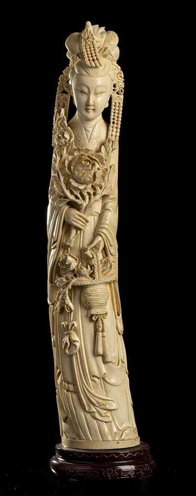 AN IVORY GUANYIN AN IVORY GUANYIN

China, early 20th century

46 cm high



Prov&hellip;