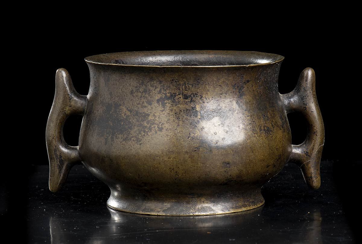 A BRONZE CENSER A BRONZE CENSER

China, Qing dynasty

Circular section with a ri&hellip;