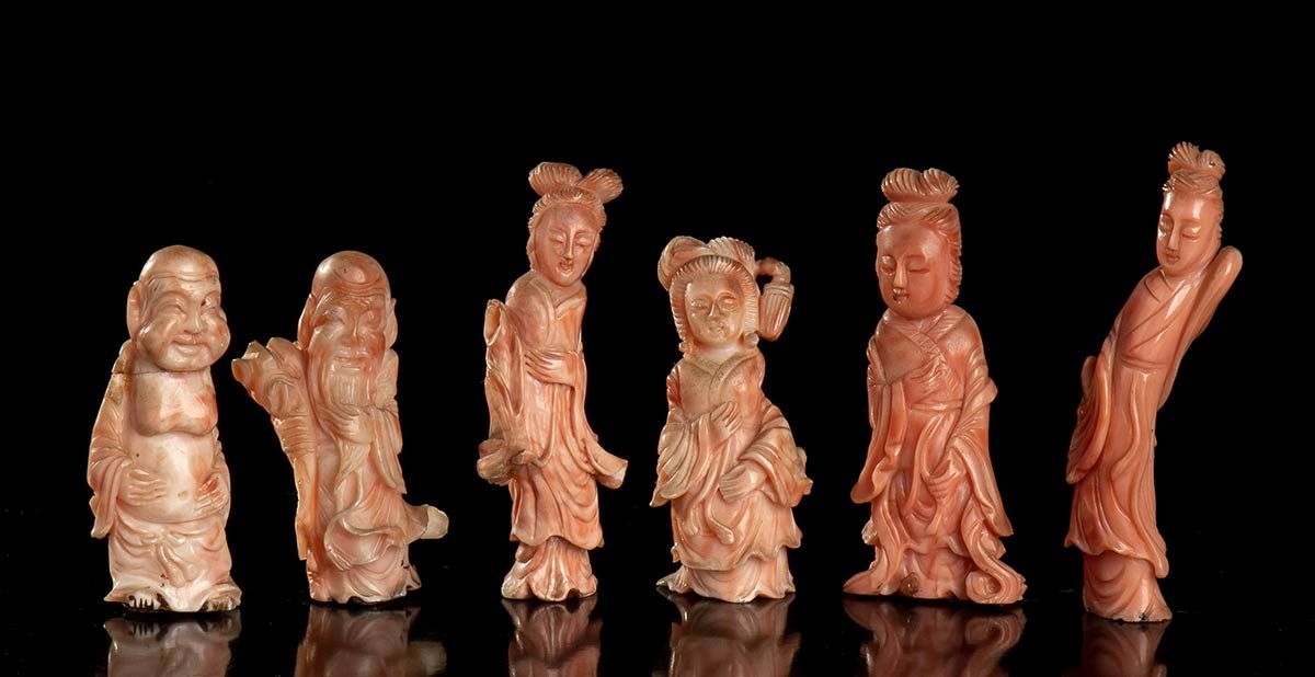 SIX SMALL CORAL FIGURES SIX SMALL CORAL FIGURES

China, early 20th century

7,5 &hellip;