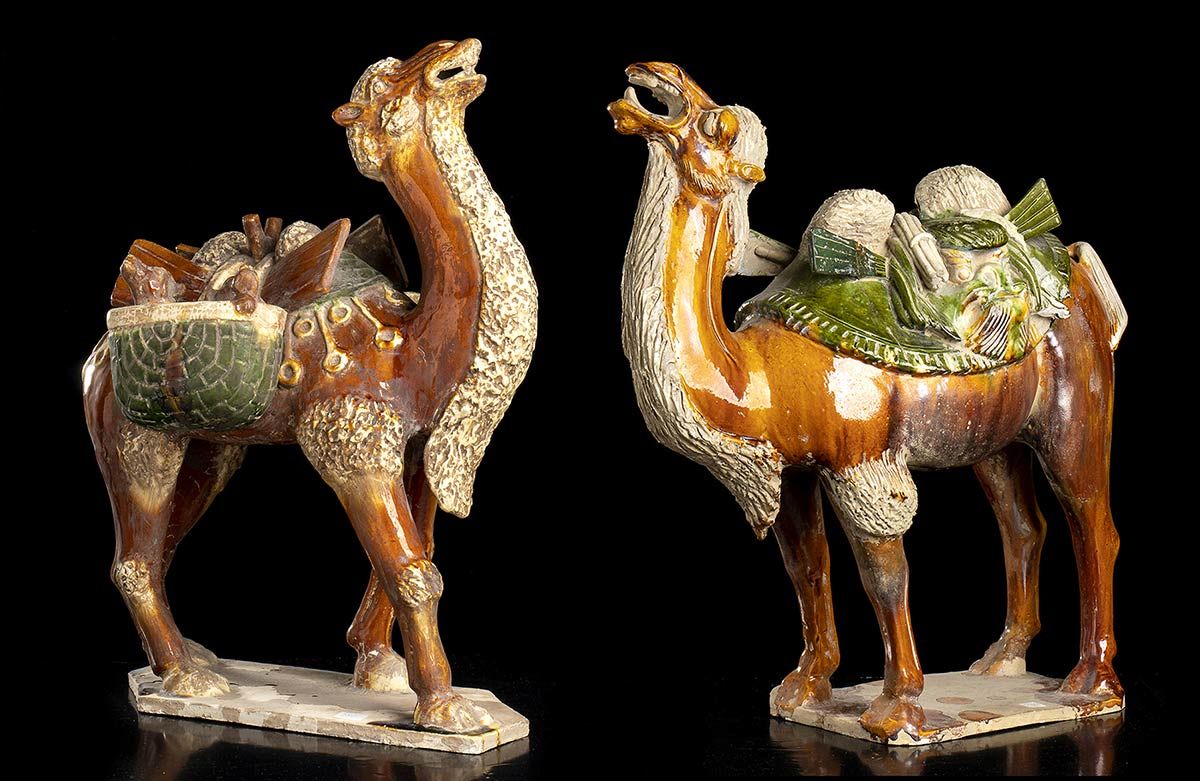 TWO SANCAI GLAZED CERAMIC SCULPTURES OF CAPARISONED BACTRIAN CAMELS 两件Sancai釉面陶瓷&hellip;