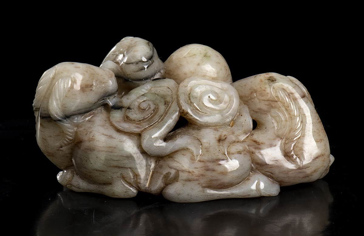 A CREAM AND DARK BROWN JADE GROUP WITH THREE RAMS AND LINGZHI FUNGUSES GRUPO DE &hellip;