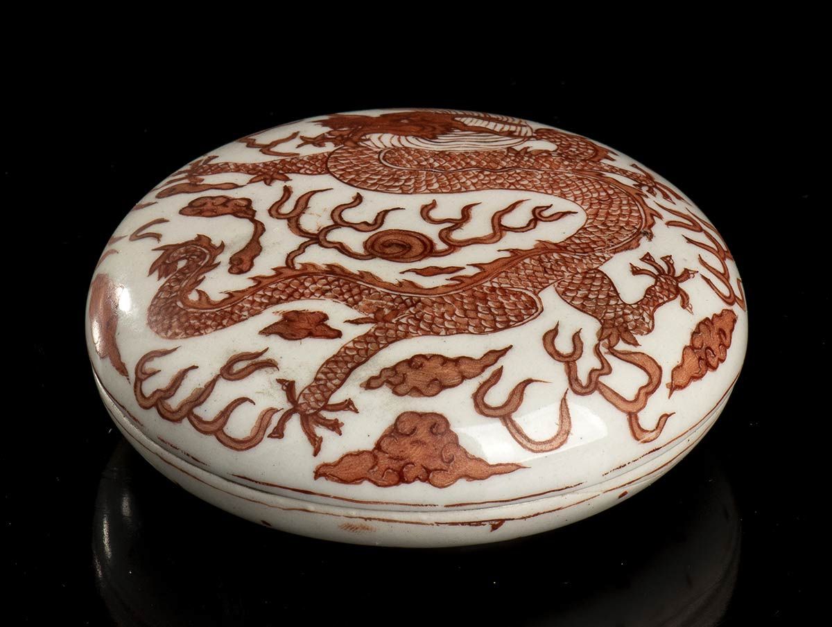 A SMALL IRON RED DECORATED PORCELAIN 'DRAGON' CIRCULAR BOX A SMALL IRON RED DECO&hellip;