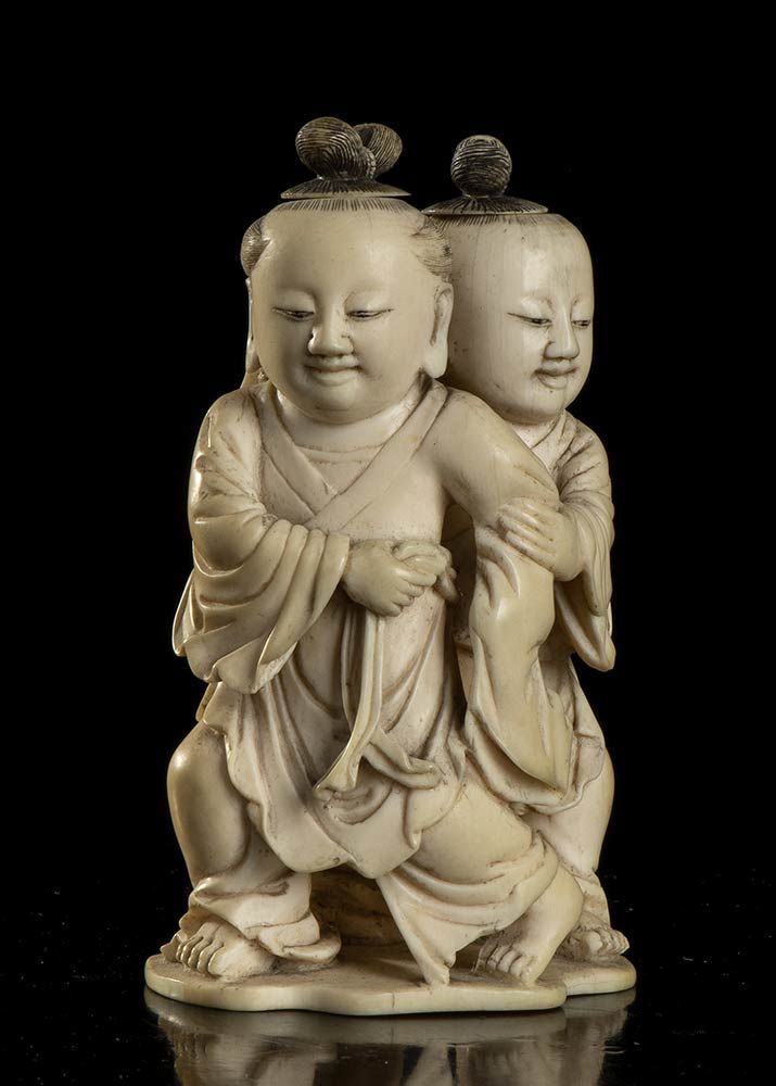 AN IVORY DOUBLE SNUFF BOTTLE SHAPED AS TWO CHILDREN 象牙双耳鼻烟壶，形状为两个孩子

中国，20世纪初

1&hellip;