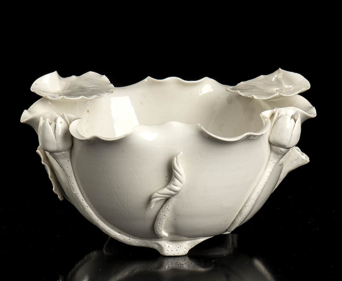 A 'BLANC DE CHINE' PORCELAIN LOTUS SHAPED BOWL 瓷器莲花形碗 "白瓷"。

中国，20世纪

11,5 x 21 &hellip;