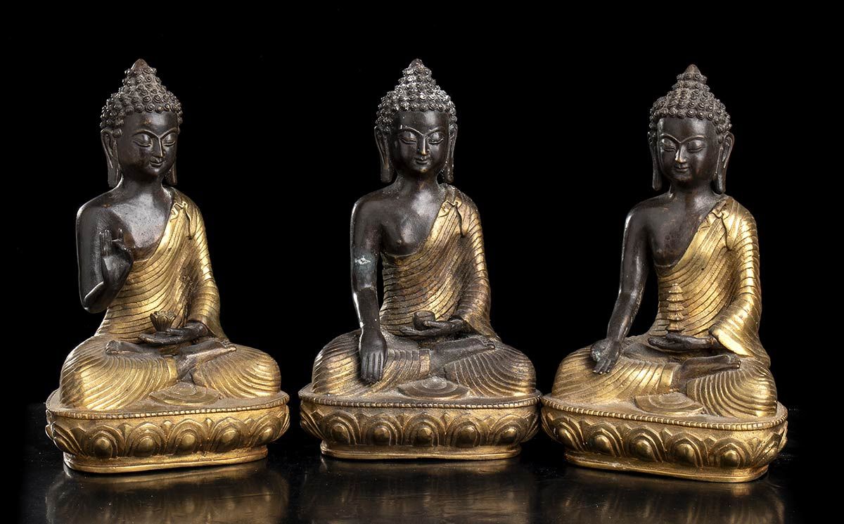 THREE PARTIALLY GILT METAL BUDDHA 三个部分镀金的金属菩萨

中国，20世纪

最高23.3厘米



出处：意大利私人收藏。