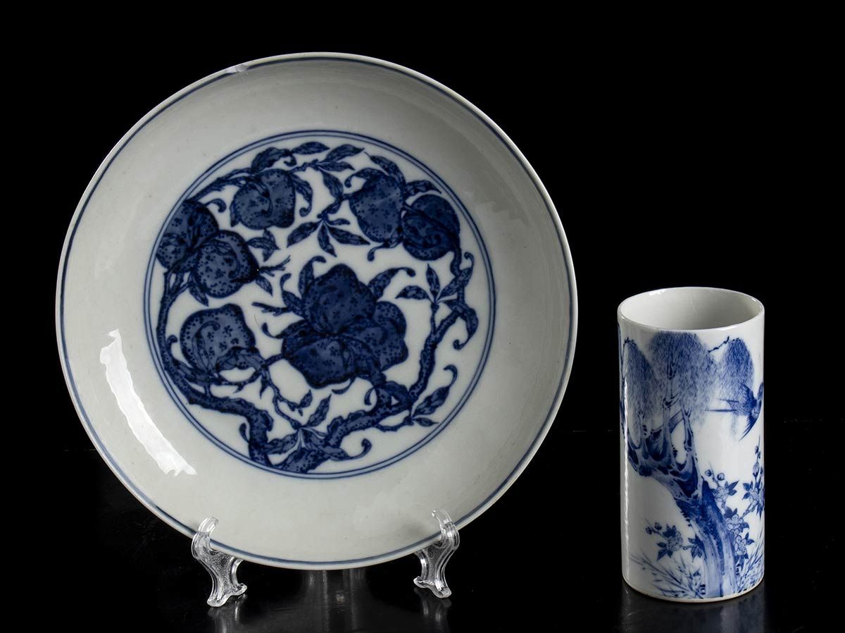 A 'BLUE AND WHITE' PORCELAIN DISH AND A BRUSH HOLDER 青花瓷盘和笔架 

中国，20世纪

圆柱形笔筒饰有花&hellip;