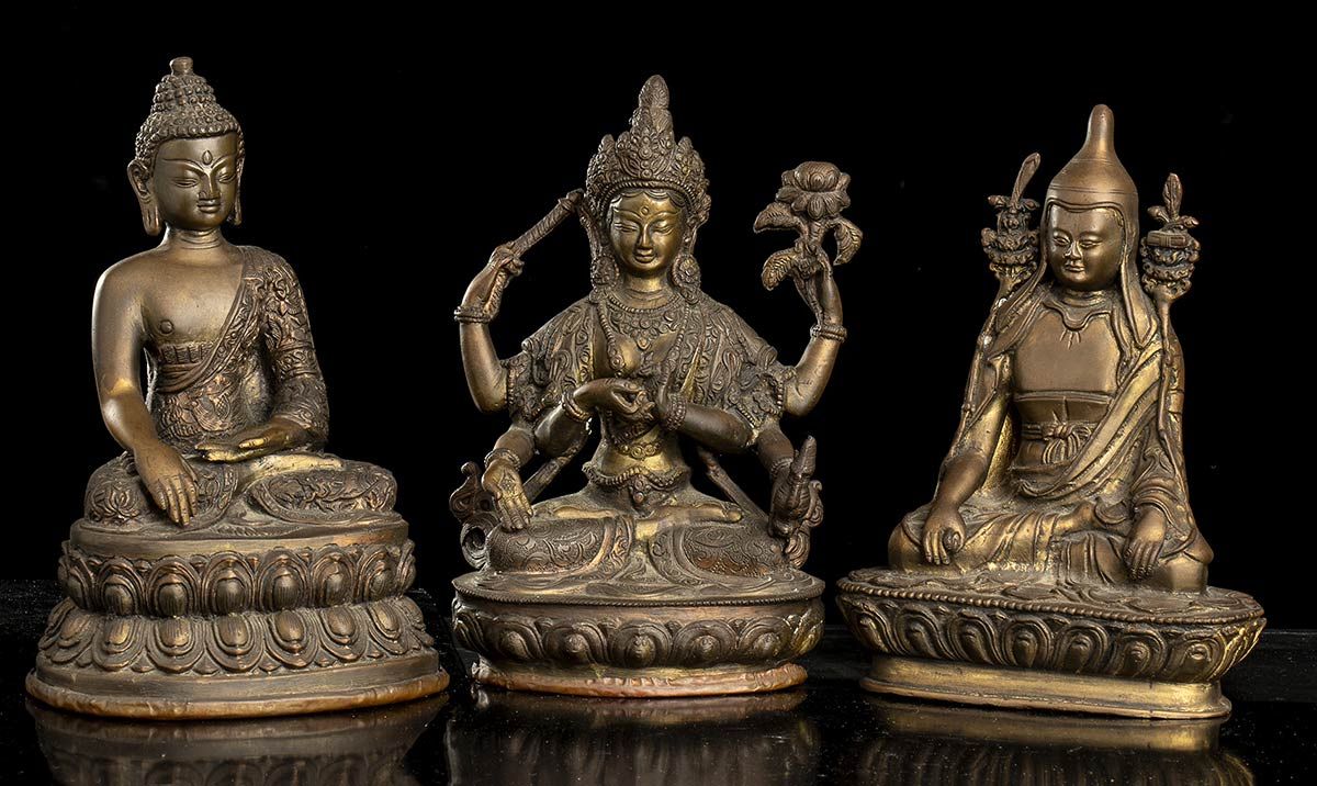 THREE BRONZE SCULPTURES WITH DEITIES 三尊铜雕神像

西藏，20世纪

21厘米最高的



出处：意大利私人收藏。