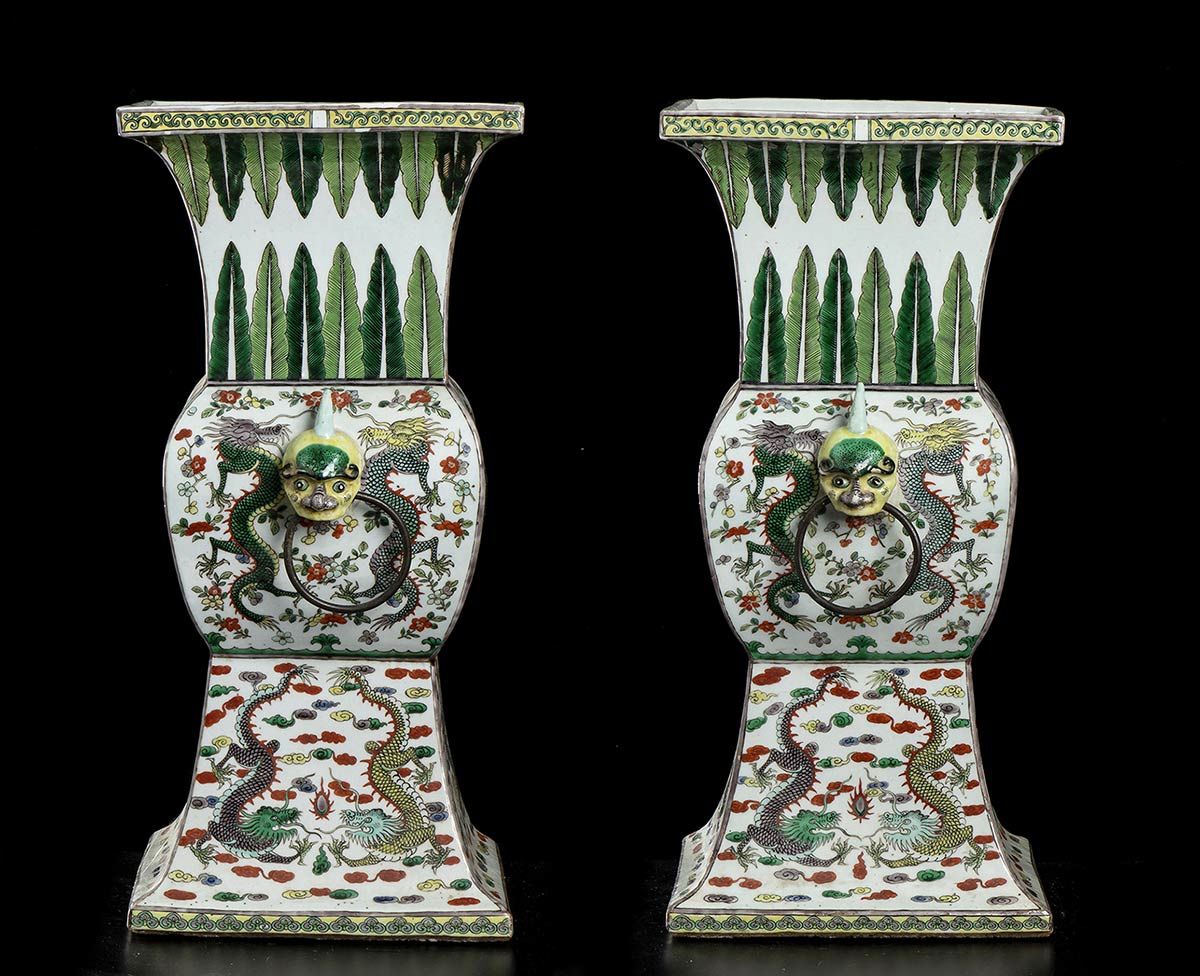 A PAIR OF LARGE PORCELAIN VASES WITH POLYCHROME DECORATION, FANGGU 一对方格纹大瓷瓶, 方格纹&hellip;