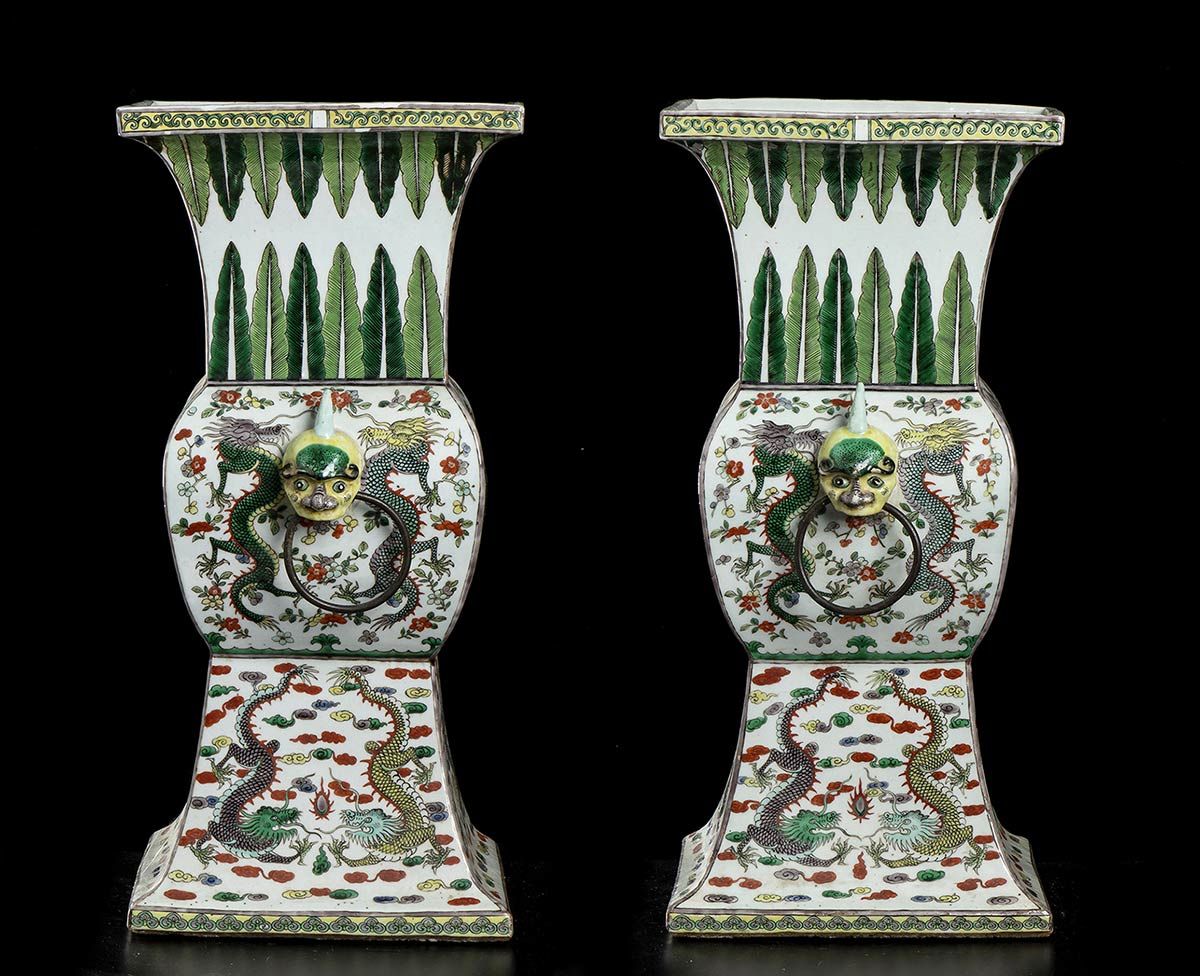 A PAIR OF LARGE PORCELAIN VASES WITH POLYCHROME DECORATION, FANGGU UN PAR DE GRA&hellip;