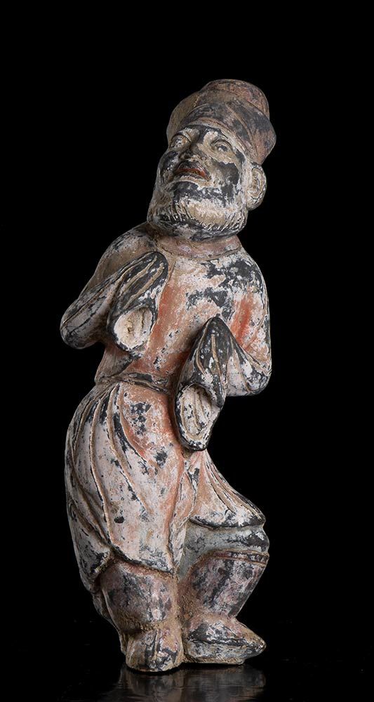 A PAINTED POTTERY FIGURE OF A BEARDED FOREIGNER 大胡子的陶器形象

中国，唐朝风格

人物处于动态状态，右臀弯曲&hellip;