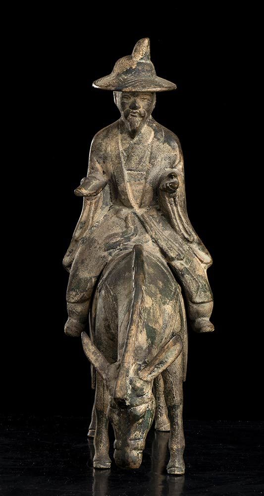 A METAL SCULPTURE OF A LITERATI ON A MULE 文人骑骡子的金属雕塑

中国，20世纪

高28.5厘米



出处：意大利&hellip;