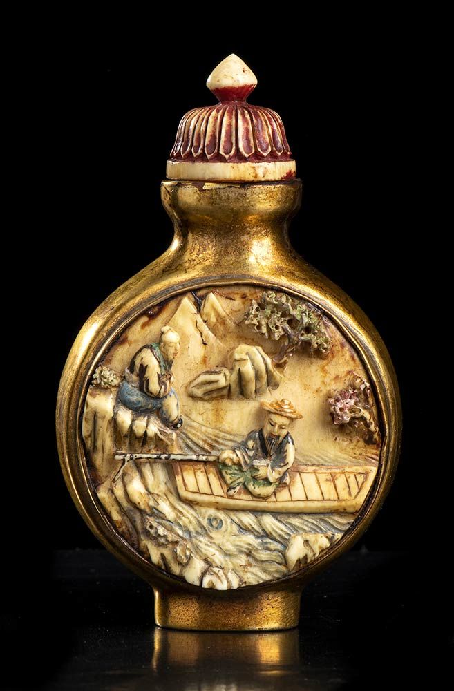 A GILT METAL AND STAINED IVORY SNUFF BOTTLE 鎏金象牙鼻煙壺

中国，清朝，19世纪

鎏金金属结构的两个较大的侧面上&hellip;