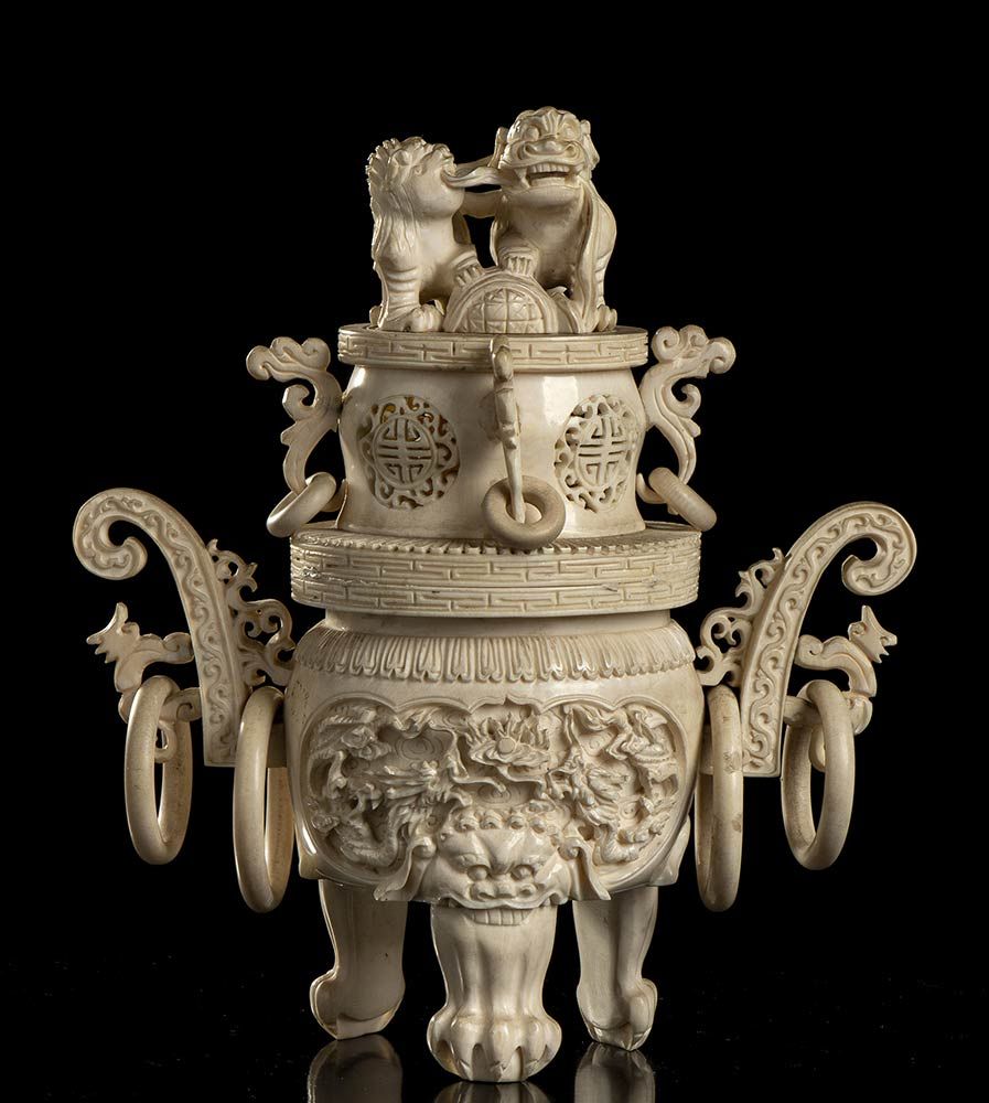 AN IVORY VASE WITH LID UN VASO D'AVORIO CON COPERCHIO

Cina, inizio 20° secolo

&hellip;