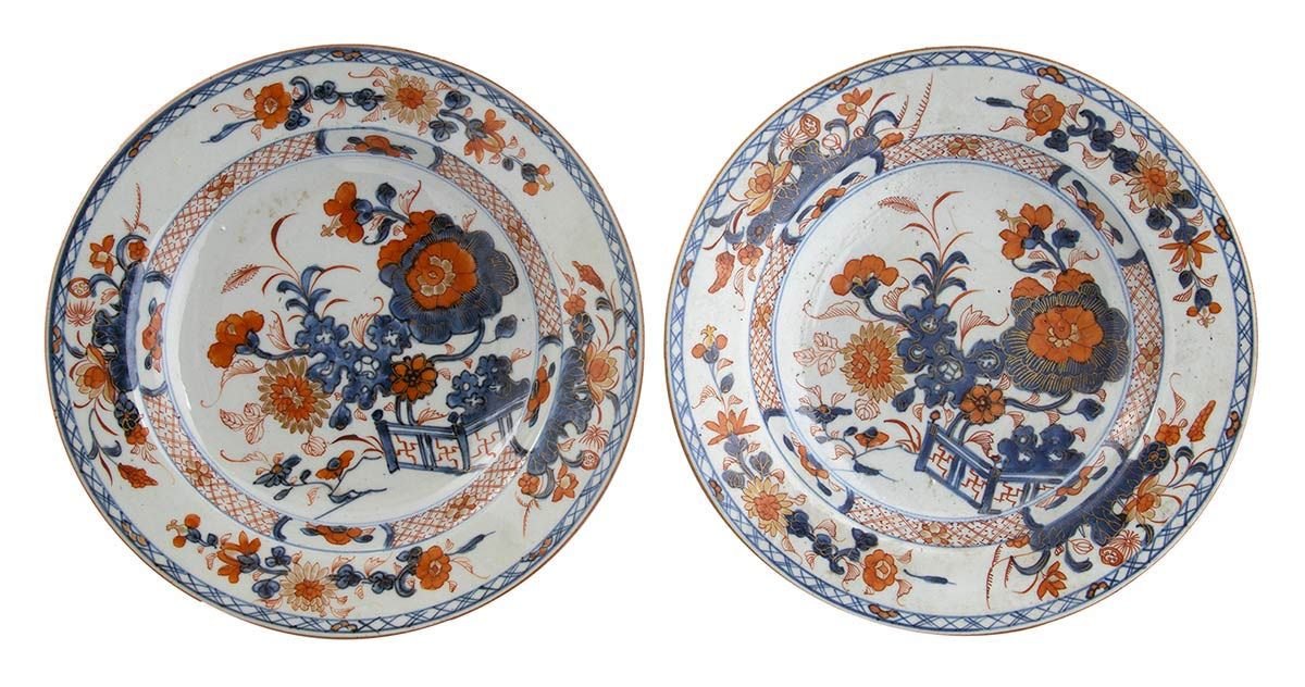 TWO 'IMARI' PORCELAIN DISHES 两个 "伊万里 "瓷盘

中国，清朝，康熙年间

每个直径23厘米



出处：意大利私人收藏。