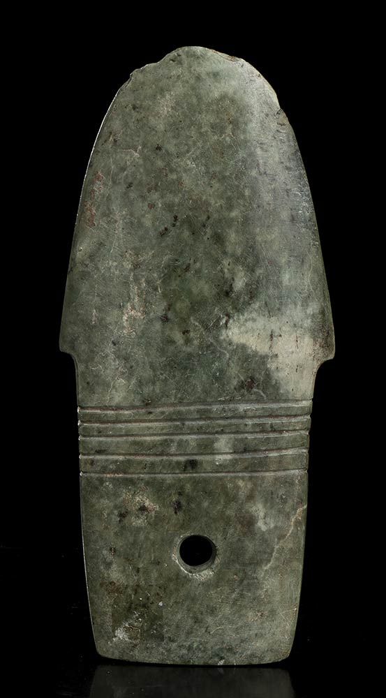 AN ARCHAIC STYLE JADE AX 古代玉斧

中国

17 x 7,6 cm



出处：意大利私人收藏。