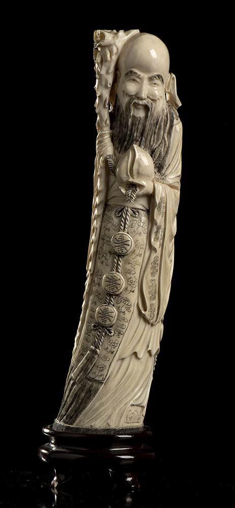 AN IVORY SHOULAO 象牙色的寿衣

中国，20世纪初

高29厘米



出处：意大利私人收藏。



这批货只在欧盟范围内发货，可供销售。

濒&hellip;