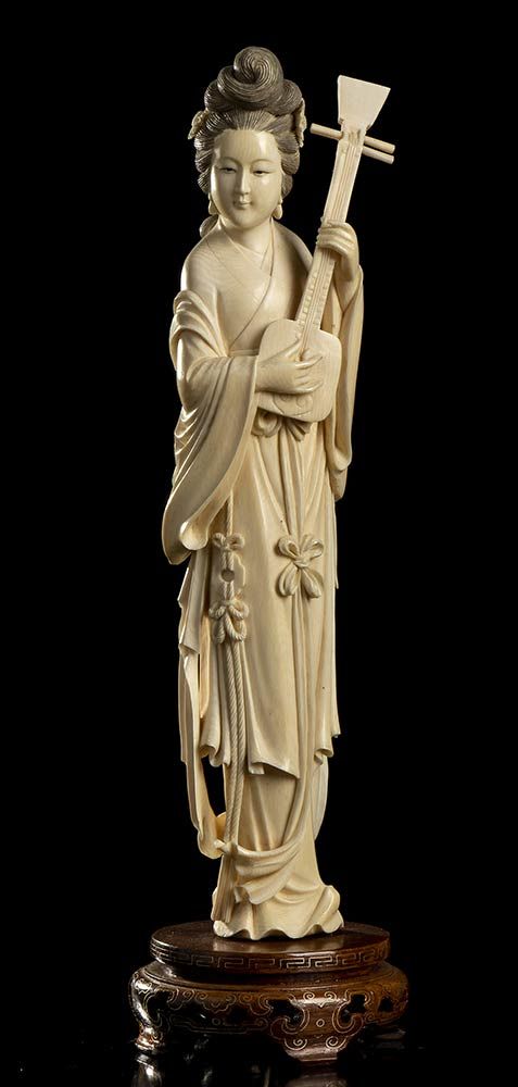 AN IVORY FEMALE FIGURE WITH AN INSTRUMENT 象牙女像与乐器

中国，20世纪初

高34厘米



出处：意大利私人收藏&hellip;