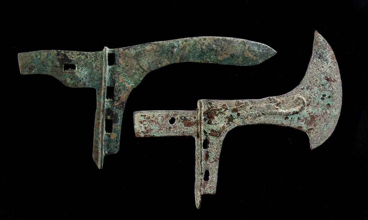 TWO BRONZE AX BLADES, GE 两把青铜斧刃，葛优

中国，商周时期的风格

25 x 12 cm 最大的一个



出处：意大利私人收藏。