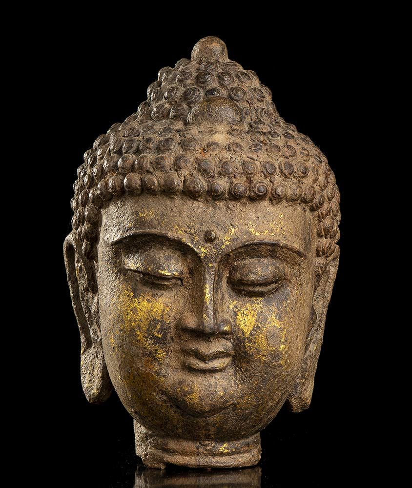 A METAL BUDDHA HEAD EIN METALLENER BUDDHA-KOPF

China, 20. Jahrhundert

Spuren v&hellip;