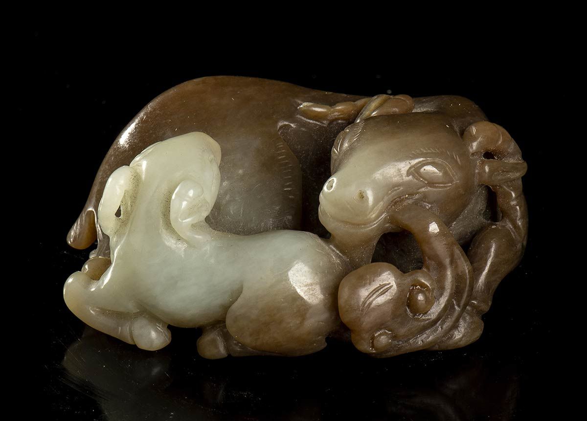 A JADE CARVING OF TWO RAMS UNA TALLA DE JADE DE DOS CARNEROS

China, siglo XX

6&hellip;