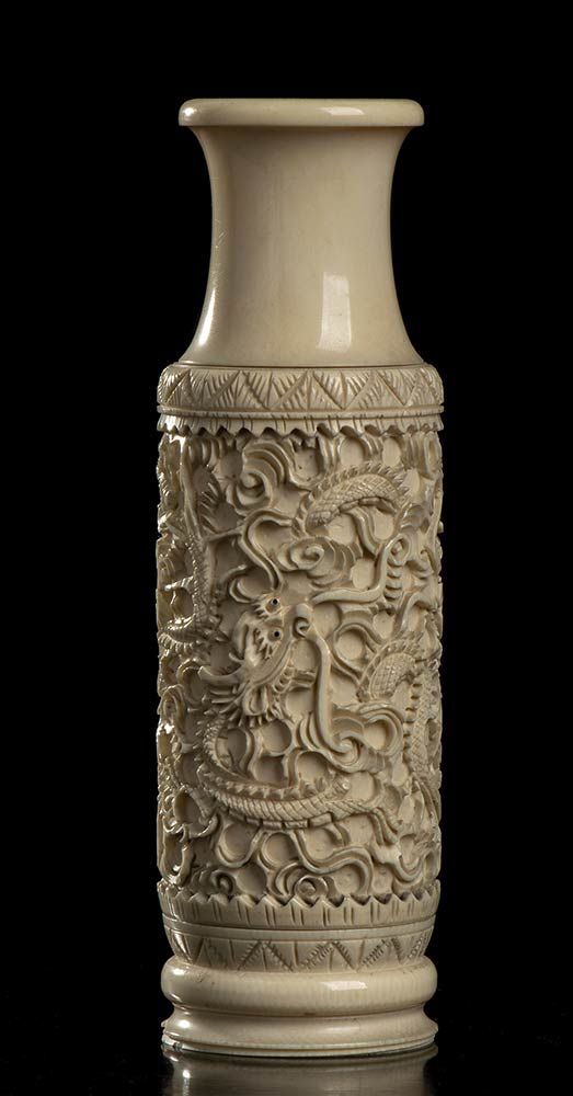 AN IVORY SMALL VASE 象牙色小花瓶

中国，20世纪初

高16,6厘米



出处：意大利私人收藏。



这批货只在欧盟范围内发货，可供销&hellip;