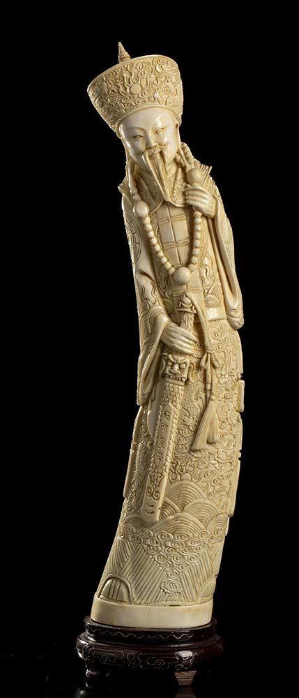 AN IVORY EMPEROR AN IVORY EMPEROR

China, early 20th century

45 cm high



Prov&hellip;